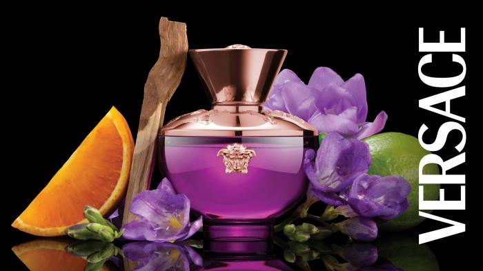 Á hậu Tú Anh mê mẩn Versace và hương thơm độc đáo của buổi chiều hoàng hôn